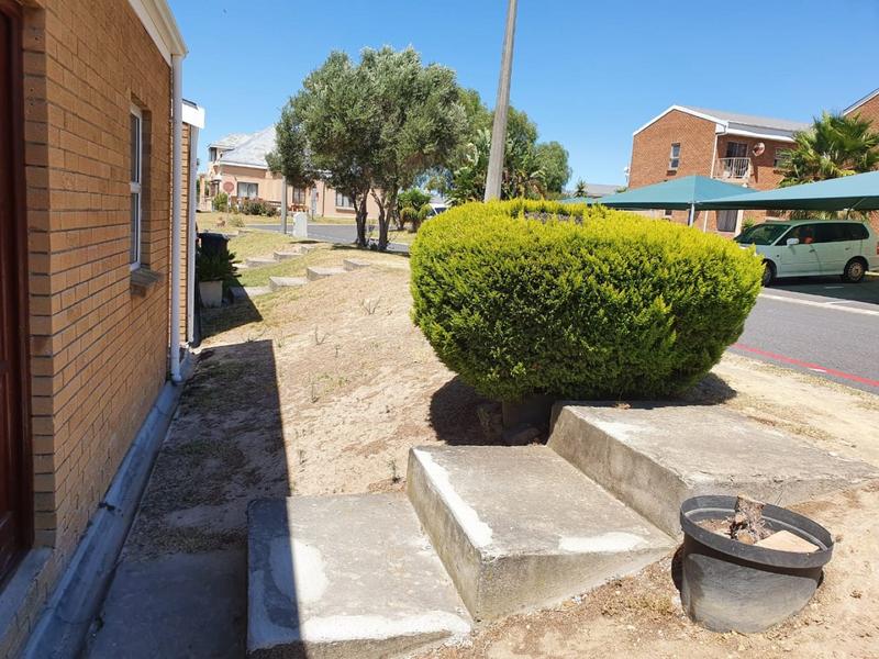 To Let 2 Bedroom Property for Rent in Oakglen Western Cape